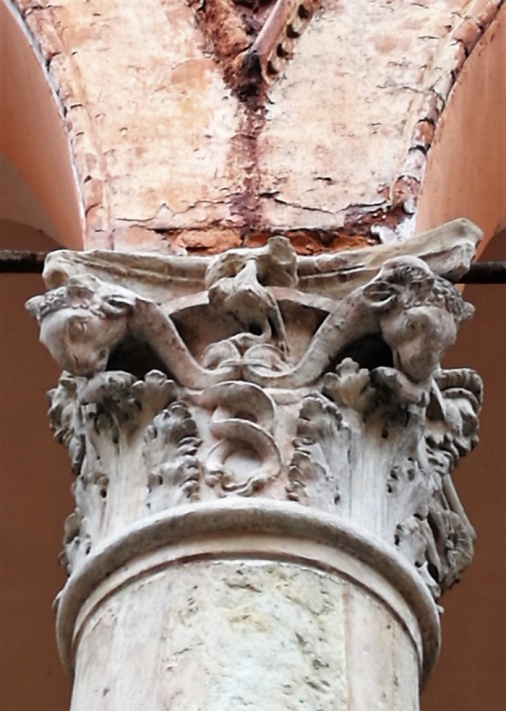 Capitello aquila e serpi.jpg